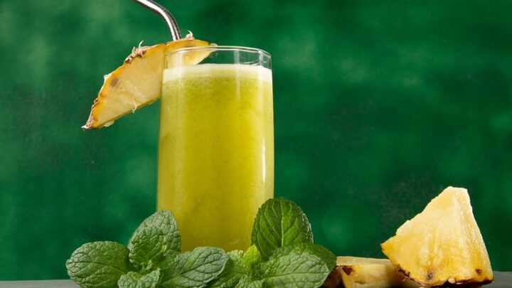 Suco detox de abacaxi e hortelã para os dias quentes (Imagem: Celso Pupo | Shutterstock)