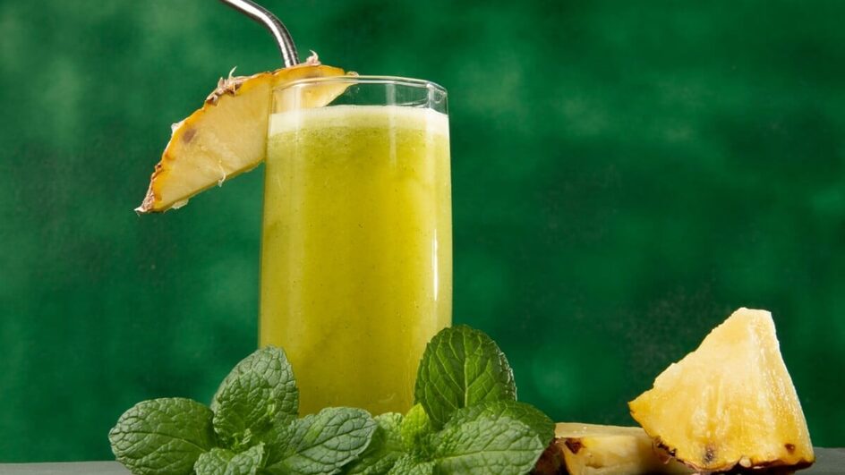Suco detox de abacaxi e hortelã para os dias quentes (Imagem: Celso Pupo | Shutterstock)