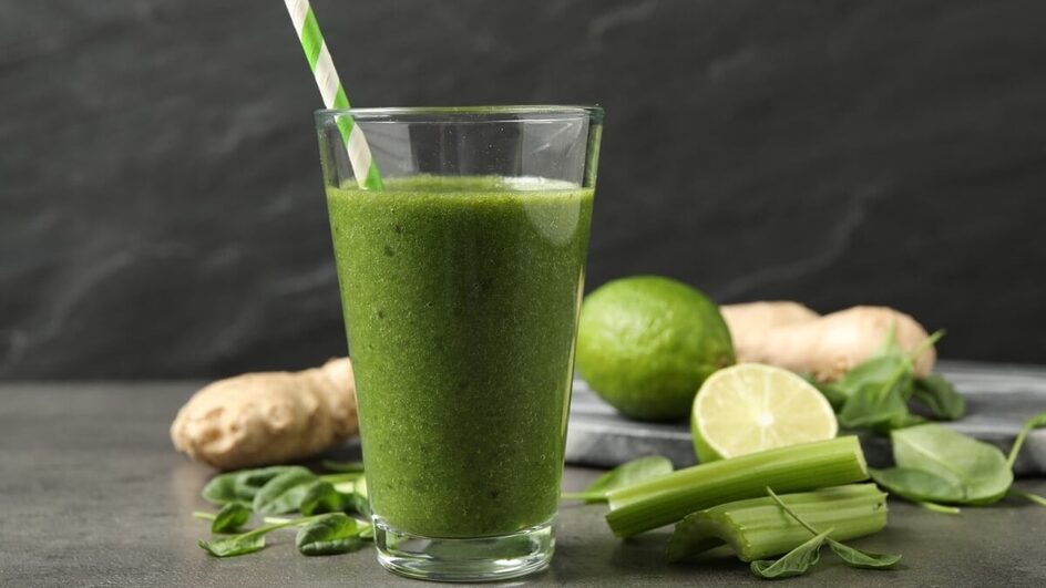Suco de espinafre com aipo e gengibre (Imagem: New Africa | Shutterstock)