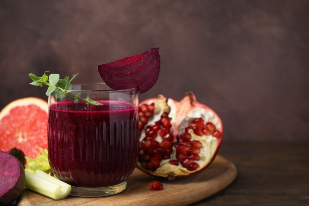 Suco de romã com beterraba e laranja (Imagem: New Africa | Shutterstock)