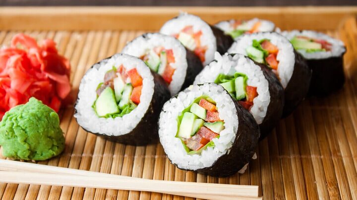 Sushi de pepino, tomate e alface (Imagem: Yuliia Holovchenko | Shutterstock)