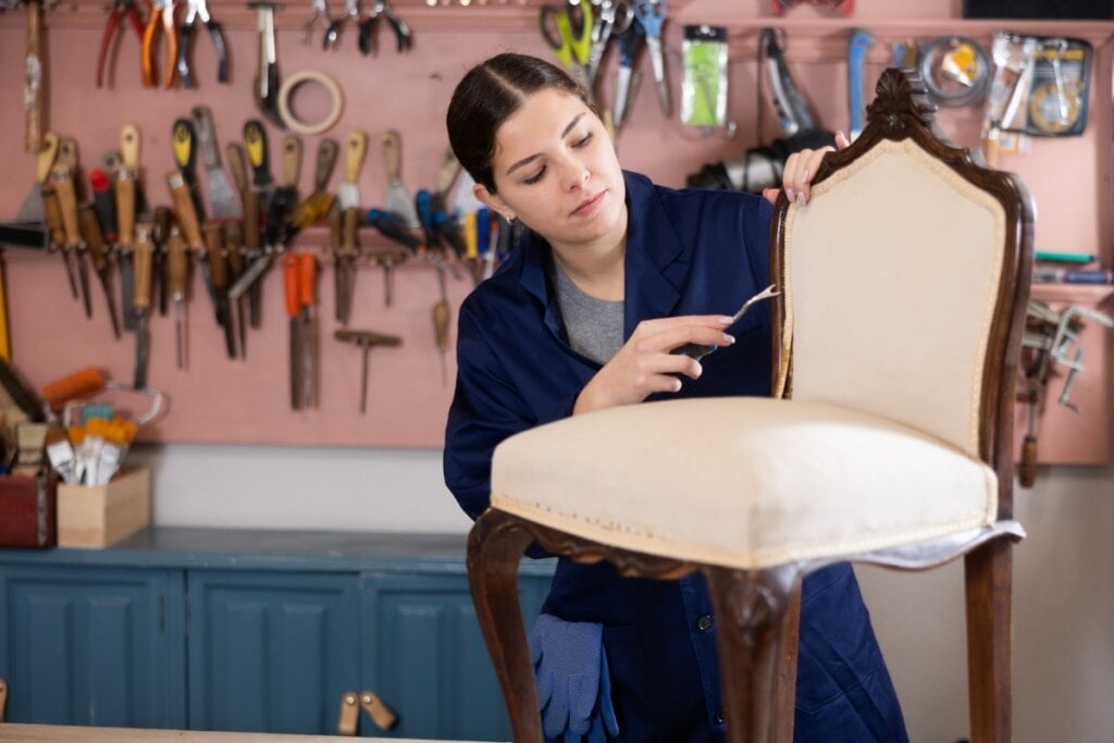 A área de tapeçaria requer habilidade manual, conhecimento de materiais e uma forte noção de design (Imagem: BearFotos | Shutterstock)