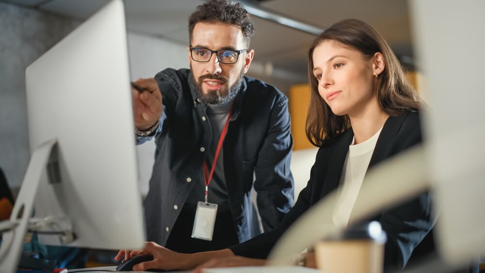 Os setores de operações e atendimento são os mais beneficiados pela aplicação de tecnologia (Imagem: Gorodenkoff | Shutterstock)