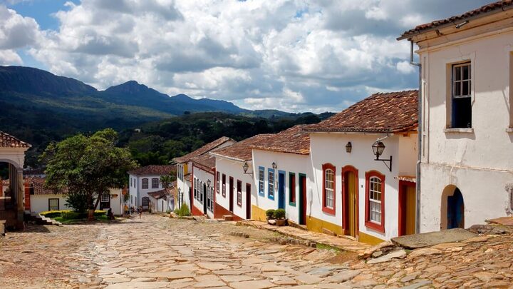 Tiradentes encanta com seu centro histórico repleto de casarões coloniais, ruas de pedra e a Serra de São José como moldura natural (Imagem: rocharibeiro | Shutterstock)