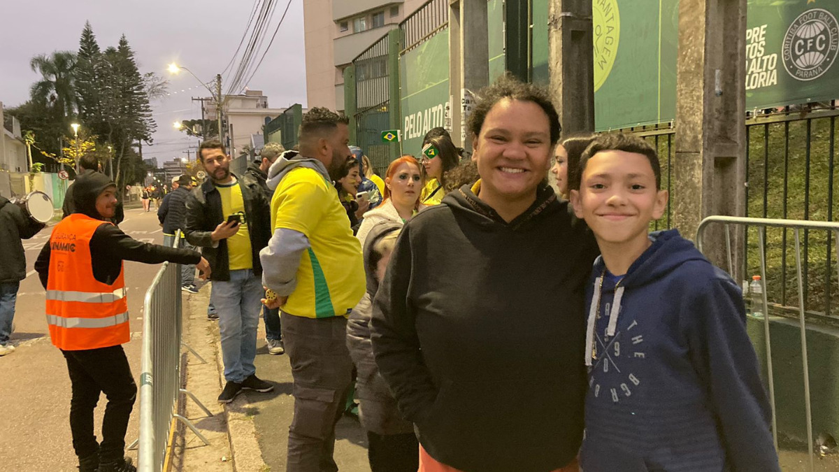 Torcedora espera 9 horas para assistir Brasil x Equador Sonhei com esse momento