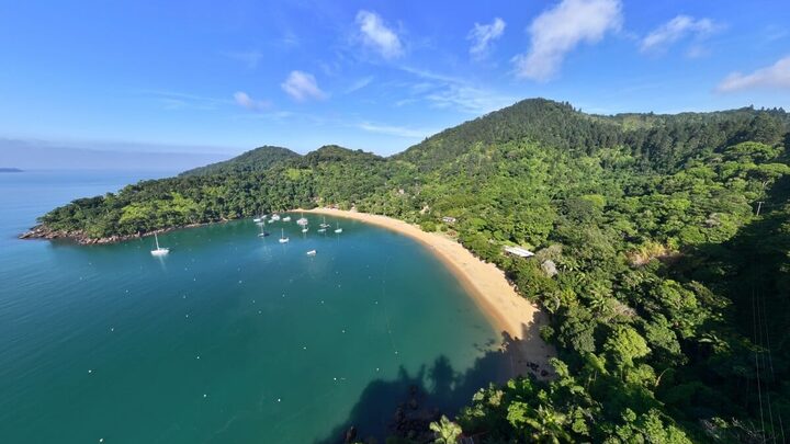 Ubatuba, no litoral Norte de São Paulo, encanta com sua exuberante natureza, rica cultura e mais de 100 praias (Imagem: Bruno Amir Imagens | Shutterstock)