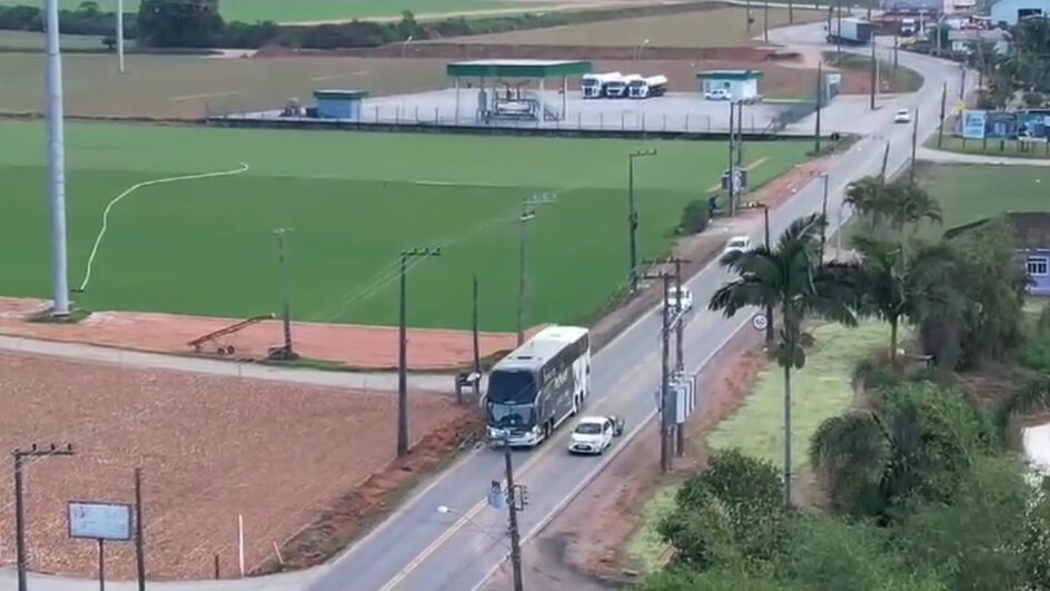 VÍDEO Drones flagram motoristas em ultrapassagens perigosas em rodovia estadual de SC