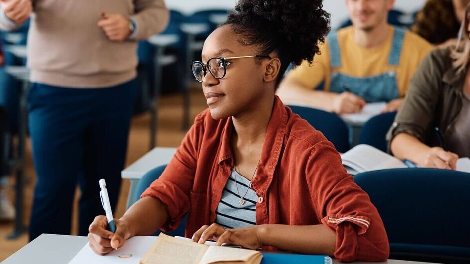 A leitura das obras obrigatórias nos vestibulares enriquece o conhecimento e a visão crítica dos estudantes (Imagem: Drazen Zigic | Shutterstock)
