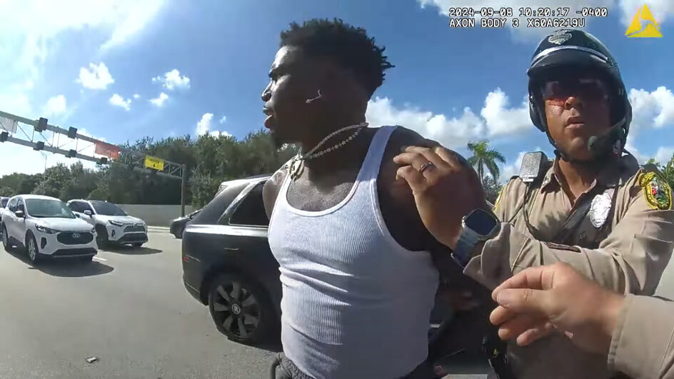 Vídeos da farda do policial que algemou astro da NFL são divulgadas