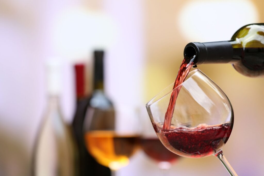 O vinho tinto é uma das bebidas que mais favorecem as crises de enxaqueca (Imagem: Africa Studio | Shutterstock)