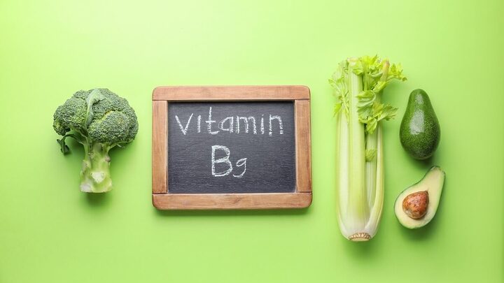 Consumo adequado de vitamina B9 ajuda a prevenir doenças no intestino e mantém o organismo saudável (Imagem: Pixel-Shot | Shutterstock)