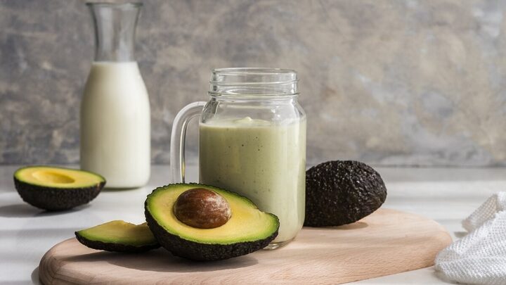 Vitamina de abacate com leite em pó (Imagem: Hrendon | Shutterstock)