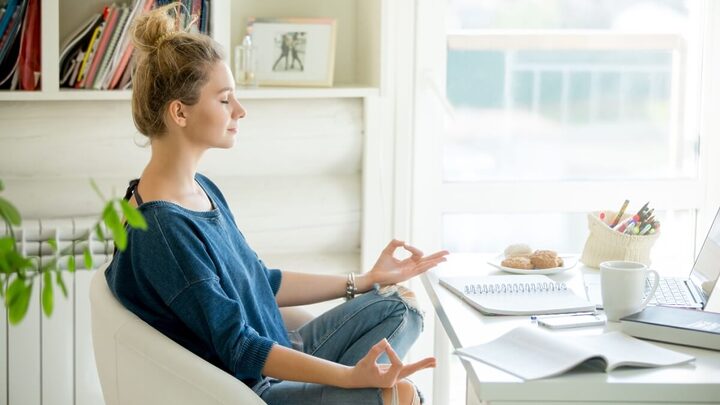 A prática de yoga usa o estresse para estimular a flexibilidade e evitar lesões nas articulações (Imagem: fizkes)