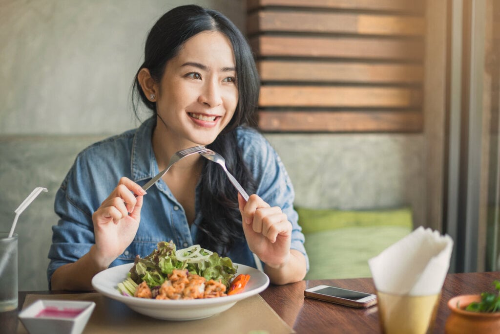 Dieta rica em nutrientes é fundamental para os cabelos crescrem saudáveis e bonitos (Imagem: bluedog studio | Shutterstock)