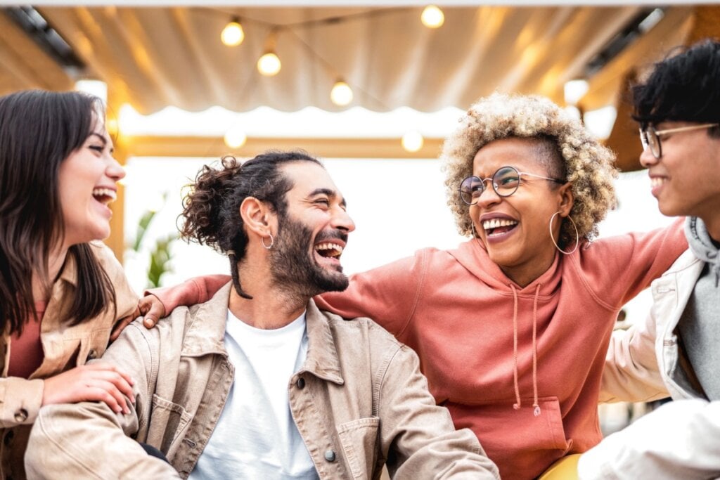 Conhecer outro idioma favorece o contato com outras pessoas e culturas (Imagem: View Apart | Shutterstock)