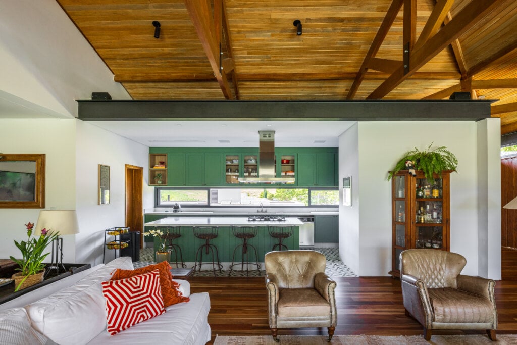 Cores que remetem à natureza e proporcionam a sensação de calor são ideais na decoração rústica (Imagem: Manuel Sá | Projeto: Sabella Arquitetura)