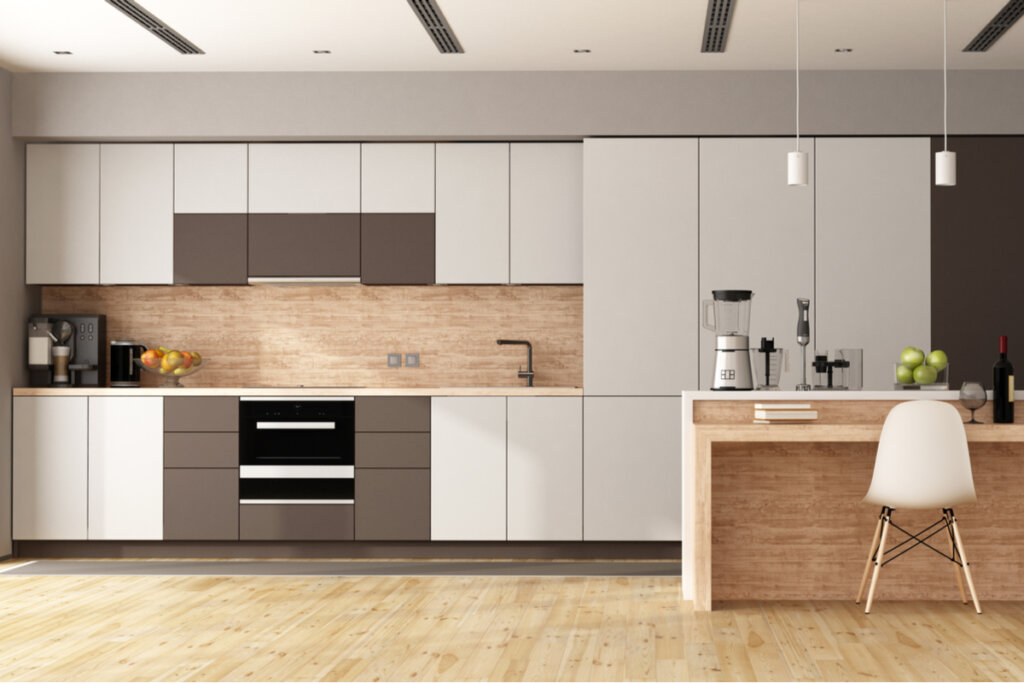 Para a cozinha, prefira móveis com linhas retas e sem puxadores (Imagem: archideaphoto | Shutterstock)
