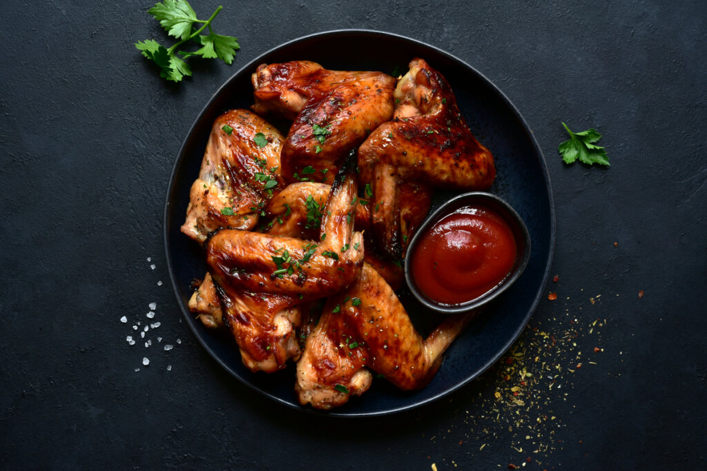 Asas de frango com molho barbecue (Imagem: Liliya Kandrashevich | Shutterstock)