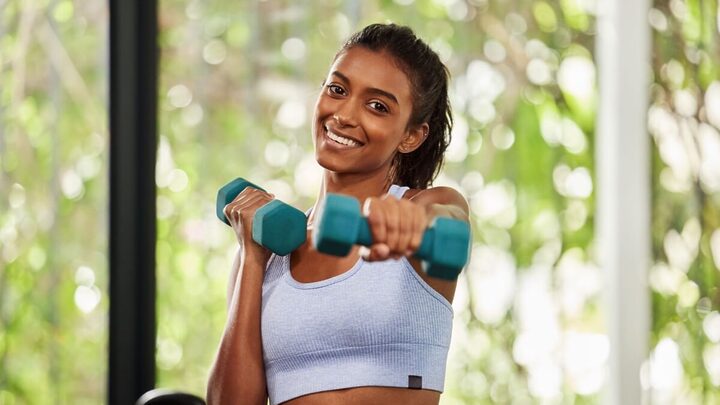 Exercícios físicos aumentam a produção de endorfinas, que ajudam a combater o estresse e proporcionam uma sensação de felicidade (Imagem: PeopleImages.com - Yuri A | Shutterstock)