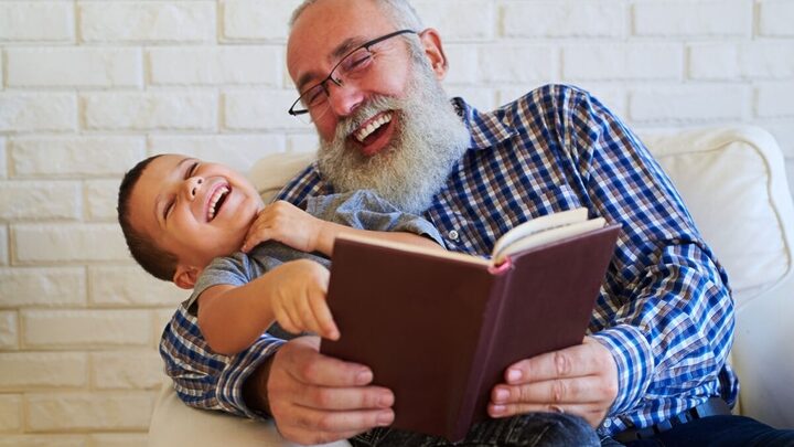 A leitura em conjunto cria lembranças para uma vida inteira (Imagem: ArtFamily | Shutterstock)