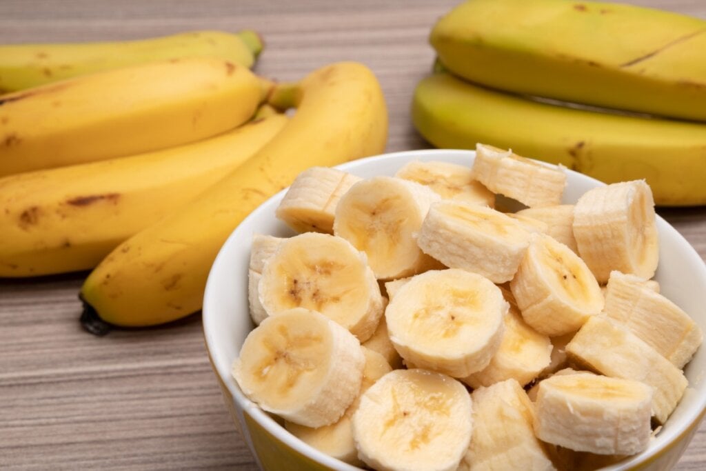 A banana é rica em potássio e magnésio, que ajudam a relaxar o corpo (Imagem: ImagensstockBR | Shutterstock)