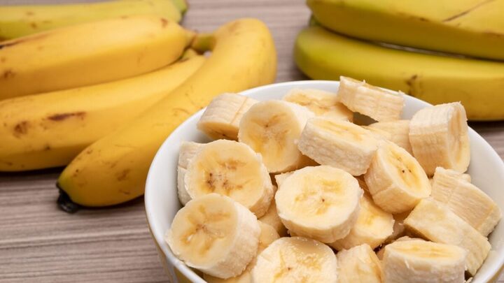 A banana é saborosa e traz diversos benefícios para a saúde física e mental (Imagem: ImagensstockBR | Shutterstock)