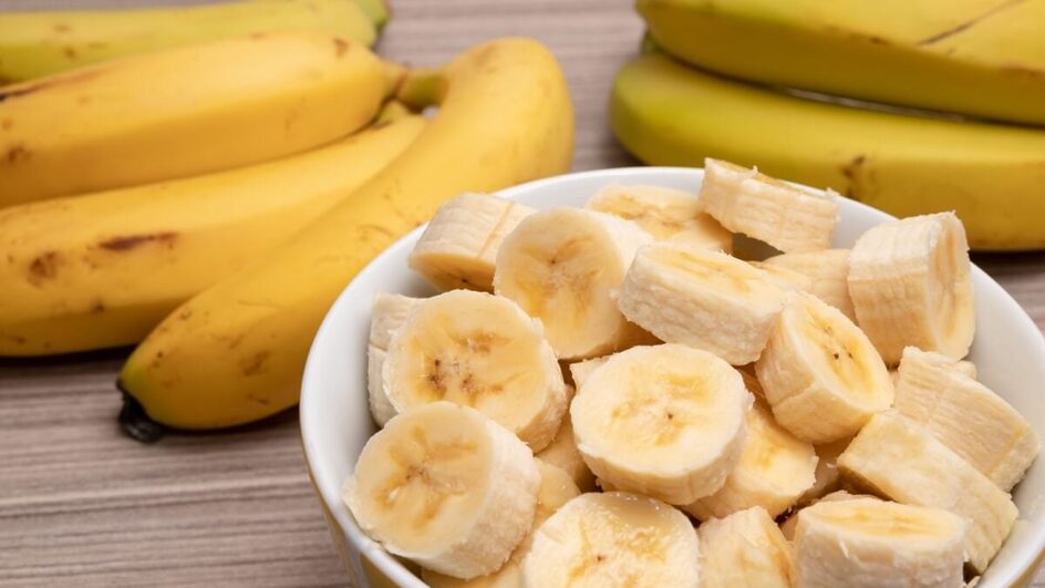 A banana é saborosa e traz diversos benefícios para a saúde física e mental (Imagem: ImagensstockBR | Shutterstock)
