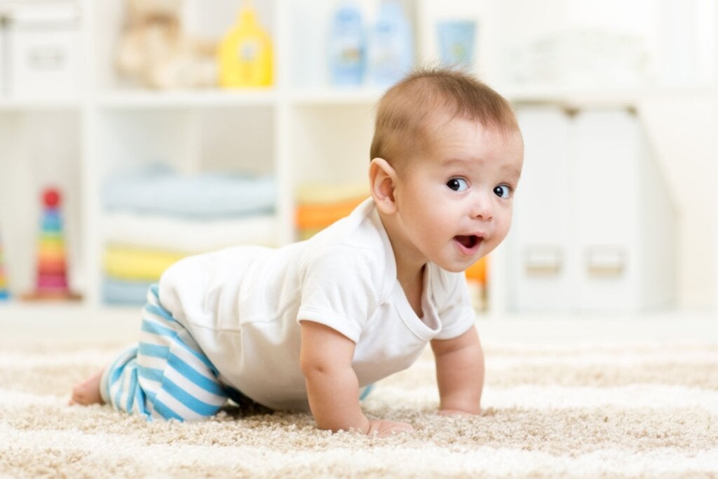 De 13 a 24 meses, crianças autistas podem preferir brincar sozinhas (Imagem: Oksana Kuzmina | Shutterstock)