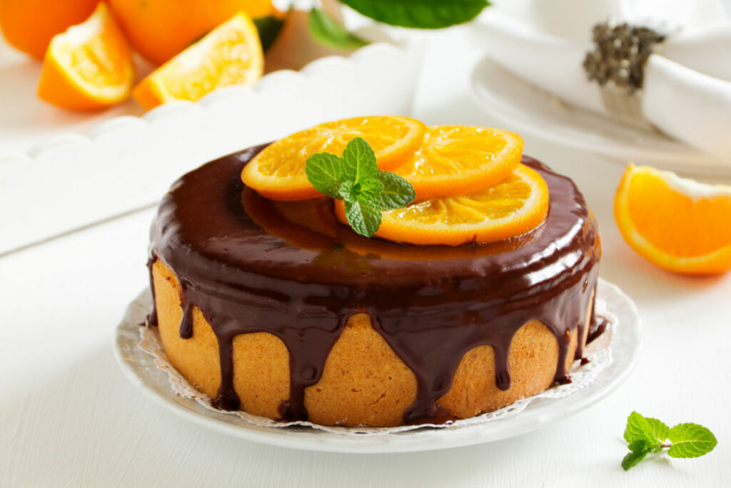 Bolo de laranja com cobertura de chocolate (Imagem: Lesya Dolyuk | Shutterstock)