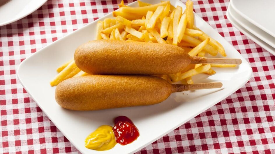 Cachorro-quente no palito (Imagem: Brent Hofacker | Shutterstock)