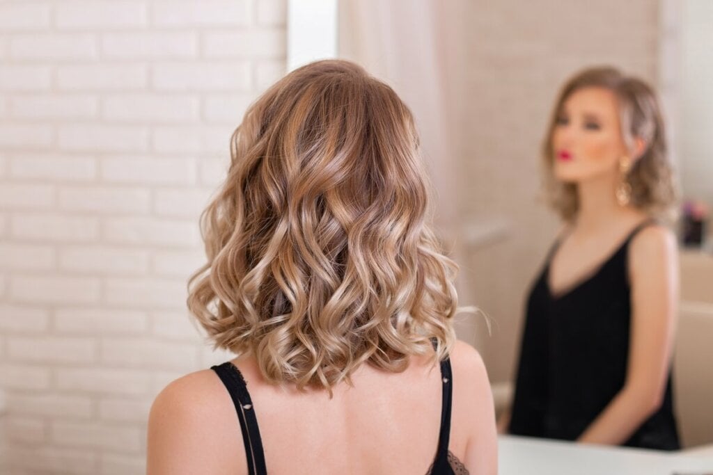 O loiro bege-dourado requer decapagem ou descoloração gradual em cabelos escuros ou tingidos (Imagem: galyakiss | Shutterstock)