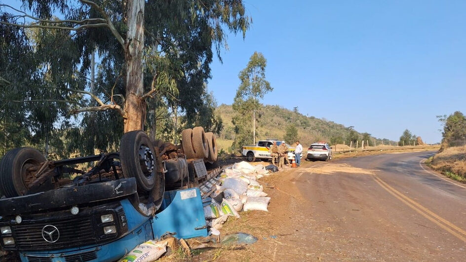 Motorista morre ao ficar preso às ferragens em acidente com caminhão no Oeste de SC