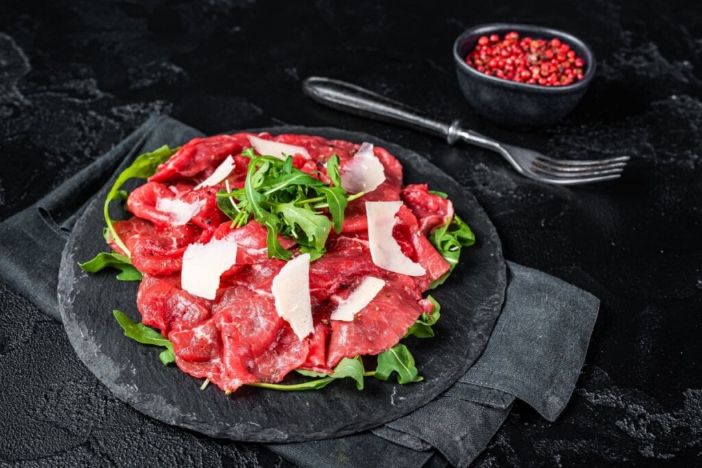 Carpaccio de contrafilé (Imagem: Mironov Vladimir | Shutterstock)