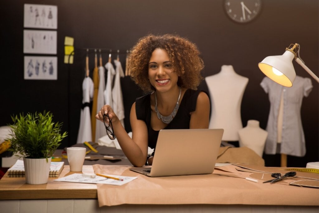 A profissão de costureira permite expressar criatividade enquanto se preserva a tradição da alfaiataria (Imagem: IKO-studio | Shutterstock)