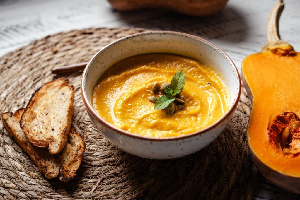 Creme de abóbora com cenoura (Imagem: Goiipic | Shutterstock)