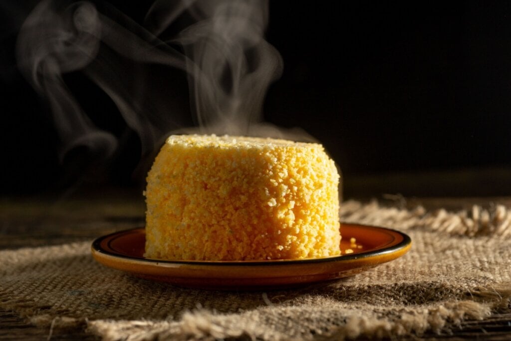 IOptar pelo cuscuz integral é mais saudável (Imagem: Estudio Originar | Shutterstock)