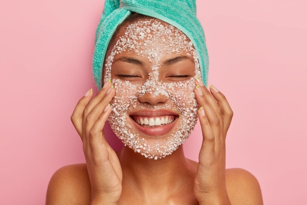 O esfoliante remove as células mortas da pele, deixando-a mais suave e luminosa (Imagem: Cast Of Thousands | Shutterstock)