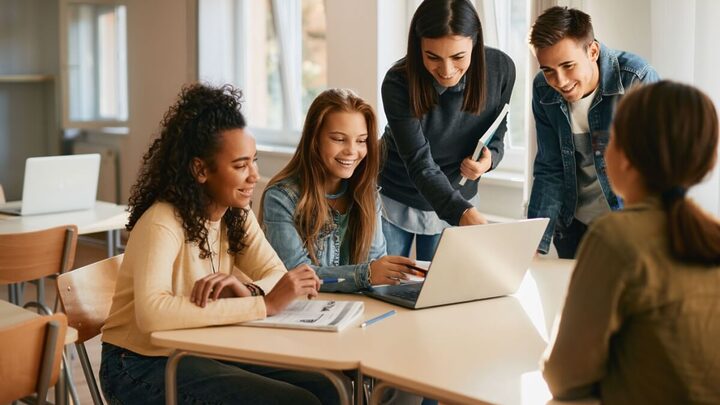 A lei que reestrutura o Ensino Médio, aprovada em julho, será implementada em 2025 (Imagem: Drazen Zigic | Shutterstock)