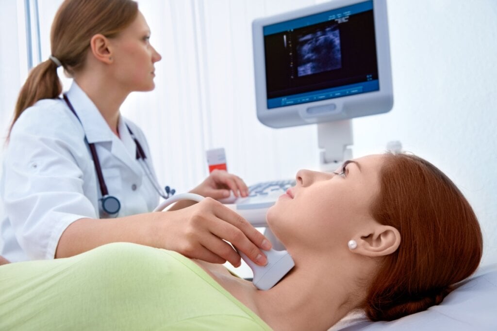 O diagnóstico do câncer de tireoide é feito por exames de imagem (Imagem: Alexander Raths | Shutterstock)