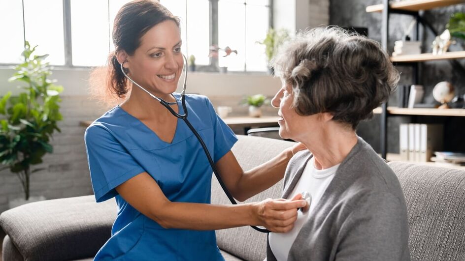 A fisioterapia é essencial na recuperação pulmonar de ex-fumantes (Imagem: Inside Creative House | Shutterstock)