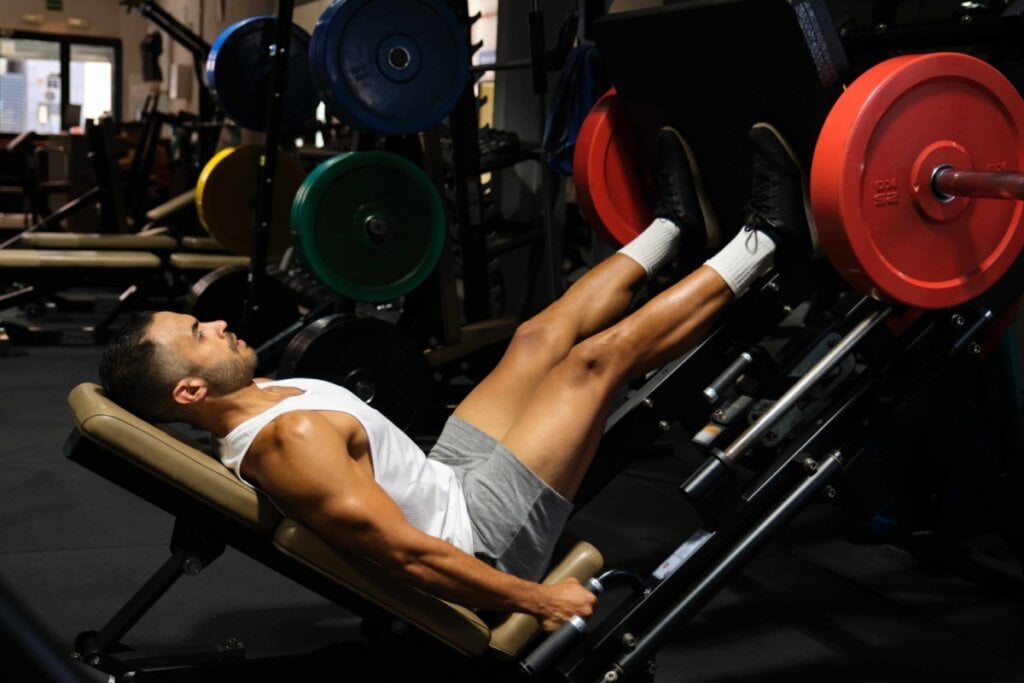 A flexão no leg press fortalece a panturrilha (Imagem: Ladanifer | Shutterstock)