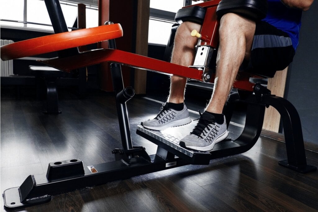 O exercício de flexão plantar sentado também pode ser realizado na máquina (Imagem: Denis Val | Shutterstock)