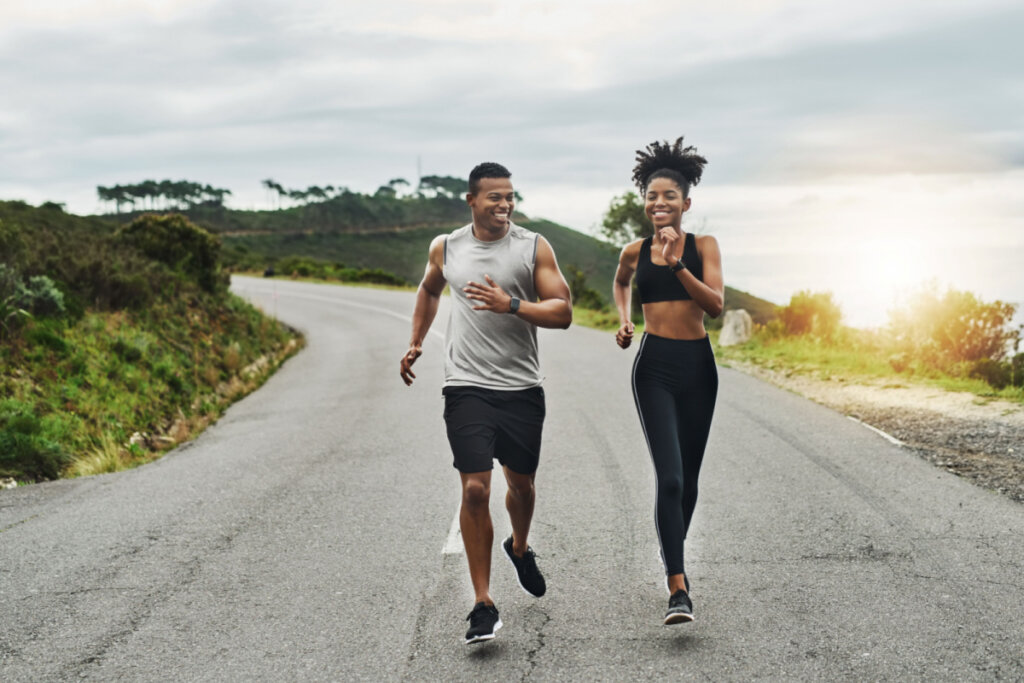 Os exercícios aeróbicos aceleram o metabolismo e auxiliam na queima de gordura (Imagem: PeopleImages.com – Yuri A | Shutterstock)