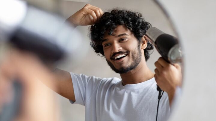 O cuidado com a beleza também é uma preocupação dos homens (Imagem: Prostock-studio | Shutterstock)