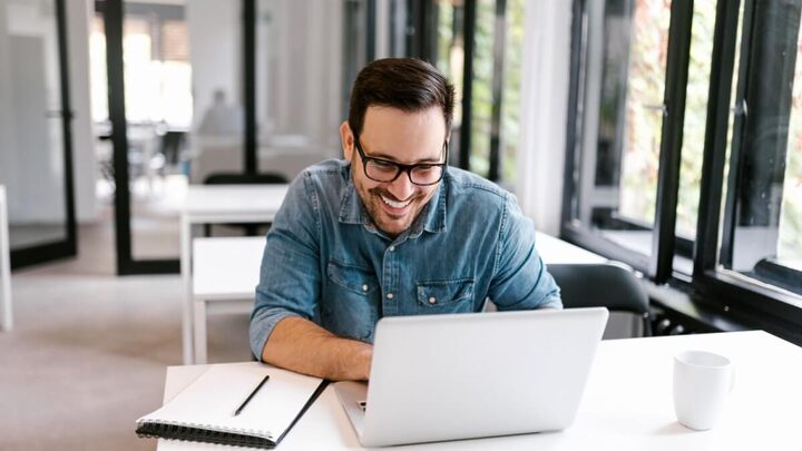 Os desenvolvedores no Brasil cresceram 30% em 2023, e dominar apenas linguagens de programação já não é suficiente para se destacar no mercado (Imagem: Branislav Nenin | Shutterstock)