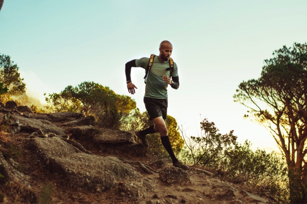 Correr em diferentes terrenos ajuda no equilíbrio e mantém o treino estimulante (Imagem: Jacob Lund | Shutterstock)