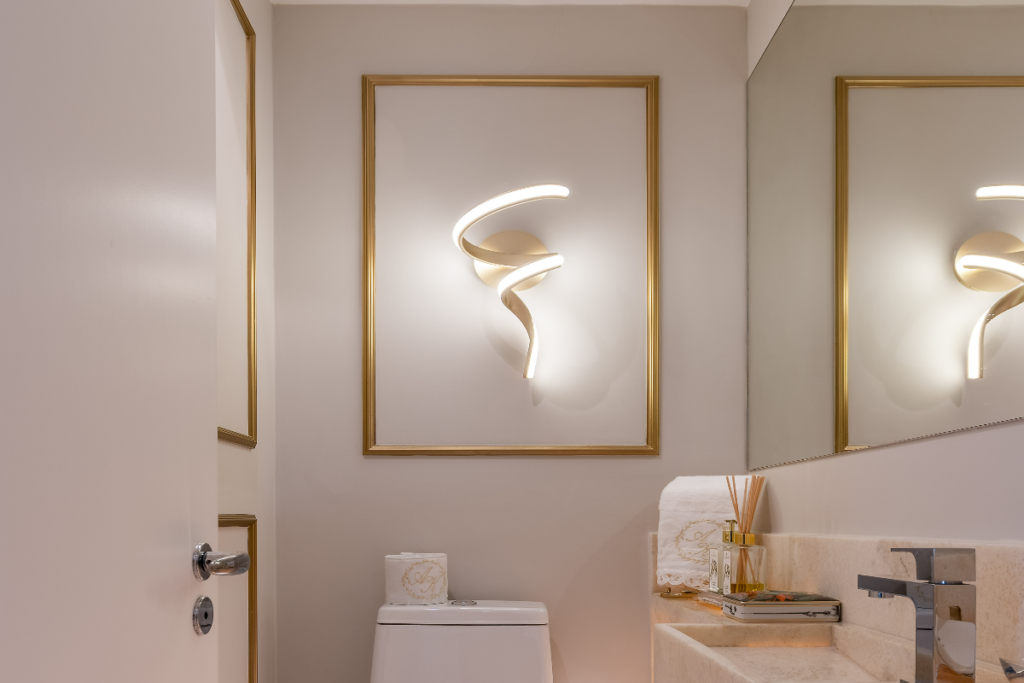 No banheiro, a boiserie se tornou o destaque da decoração com outra cor junto à luminária de LED (Imagem: Rafael Renzo | Escritório Cristiane Schiavoni)