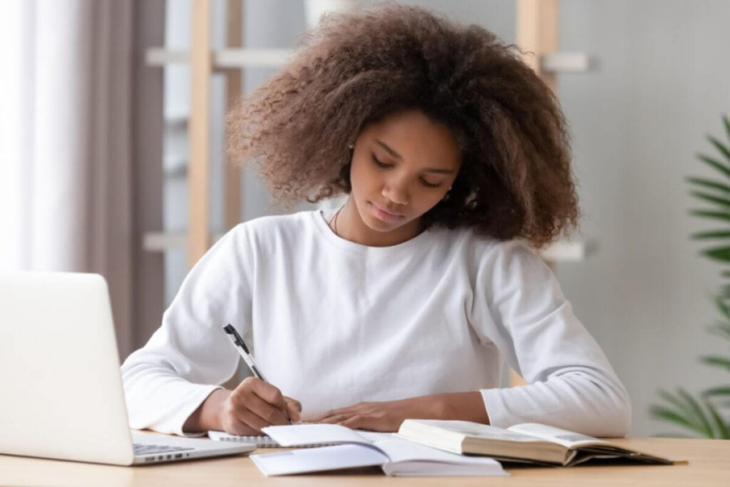 A leitura ajuda a ter um repertório consistente (Imagem: Fizkes | Shutterstock)