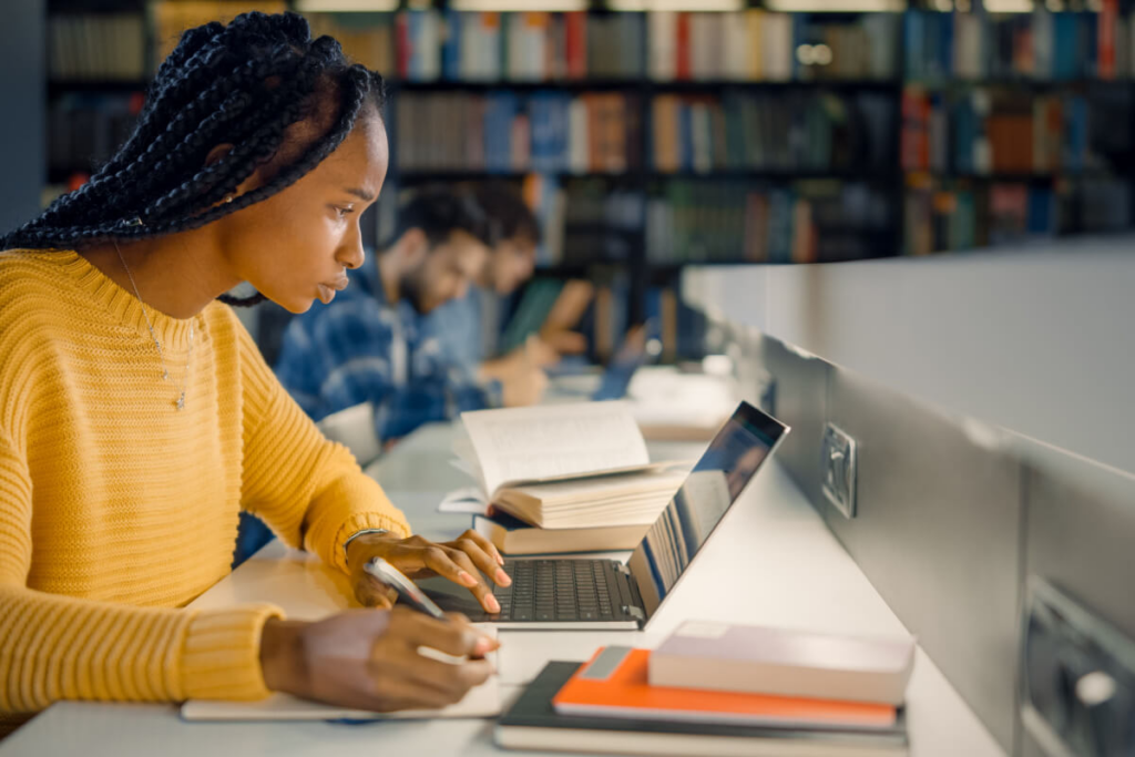 Anote palavras-chaves para organizar as ideias e facilitar a interpretação do texto (Imagem: Gorodenkoff | ShutterStock)