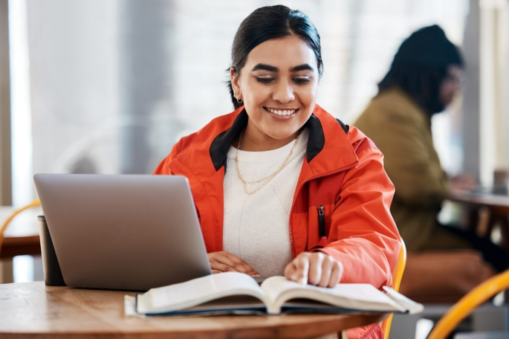 O uso de dados confiáveis, citações e exemplos reais pode enriquecer a redação do Enem (Imagem: PeopleImages.com – Yuri A | Shutterstock)